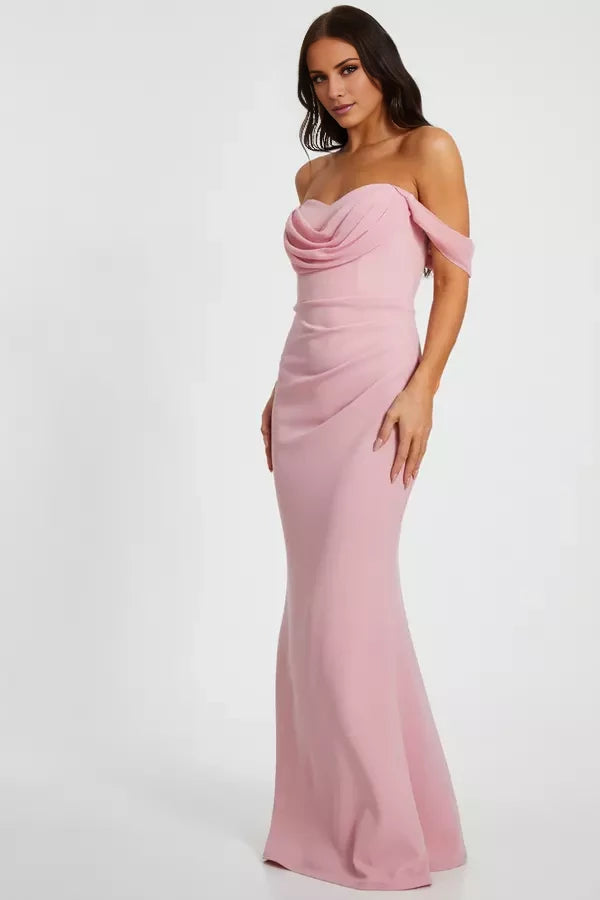 Vestido de fiesta sin mangas, con cuello descubierto y detalles de pliegues, espalda descubierta y largo hasta el suelo. 