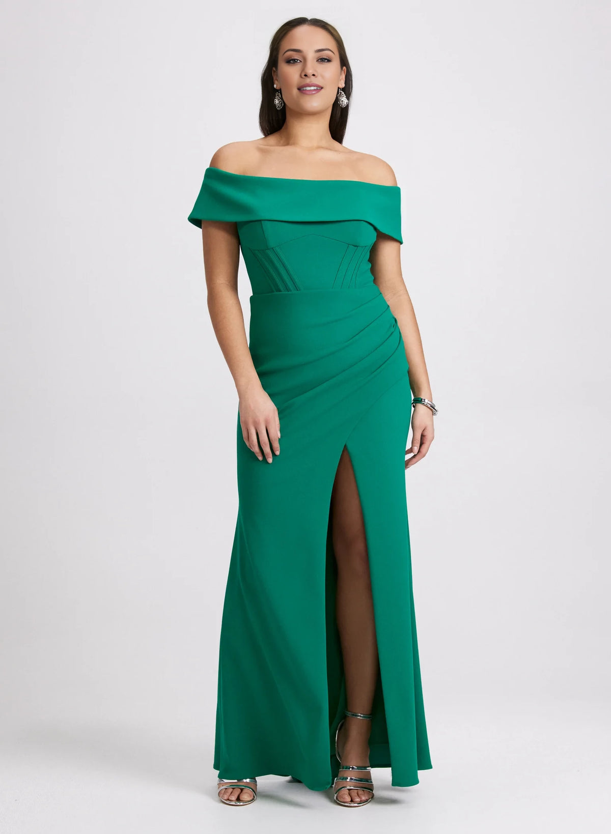 Vestido de fiesta con cuello descubierto, detalles de pliegues sin mangas, abertura lateral y largo hasta el suelo. 