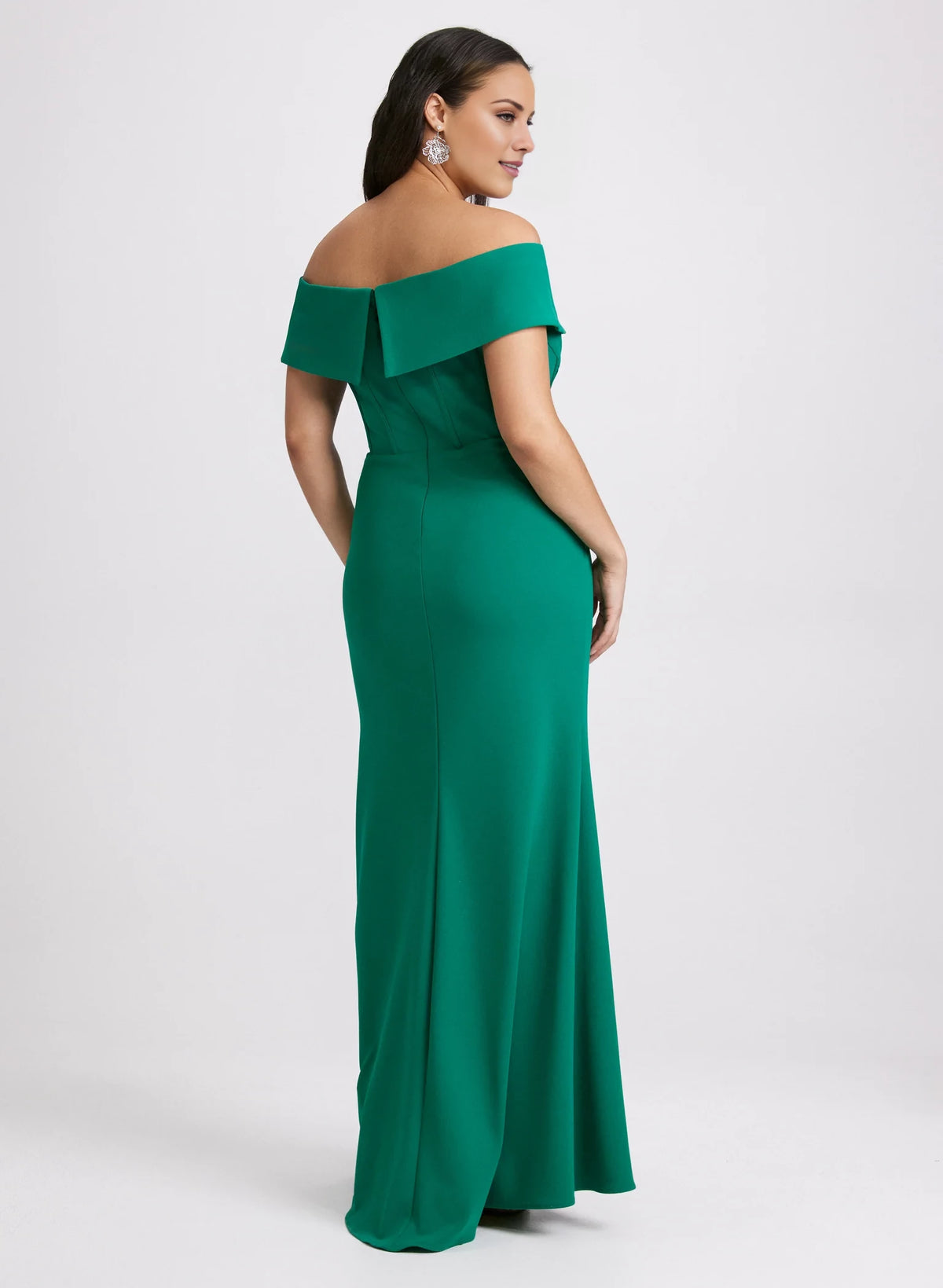 Vestido de fiesta con cuello descubierto, detalles de pliegues sin mangas, abertura lateral y largo hasta el suelo. 