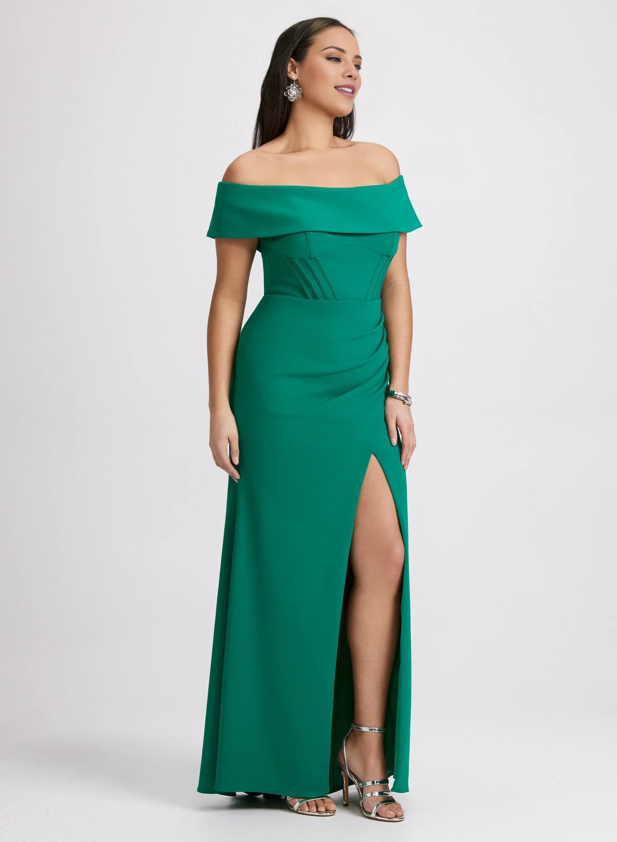 Vestido de fiesta con cuello descubierto, detalles de pliegues sin mangas, abertura lateral y largo hasta el suelo. 