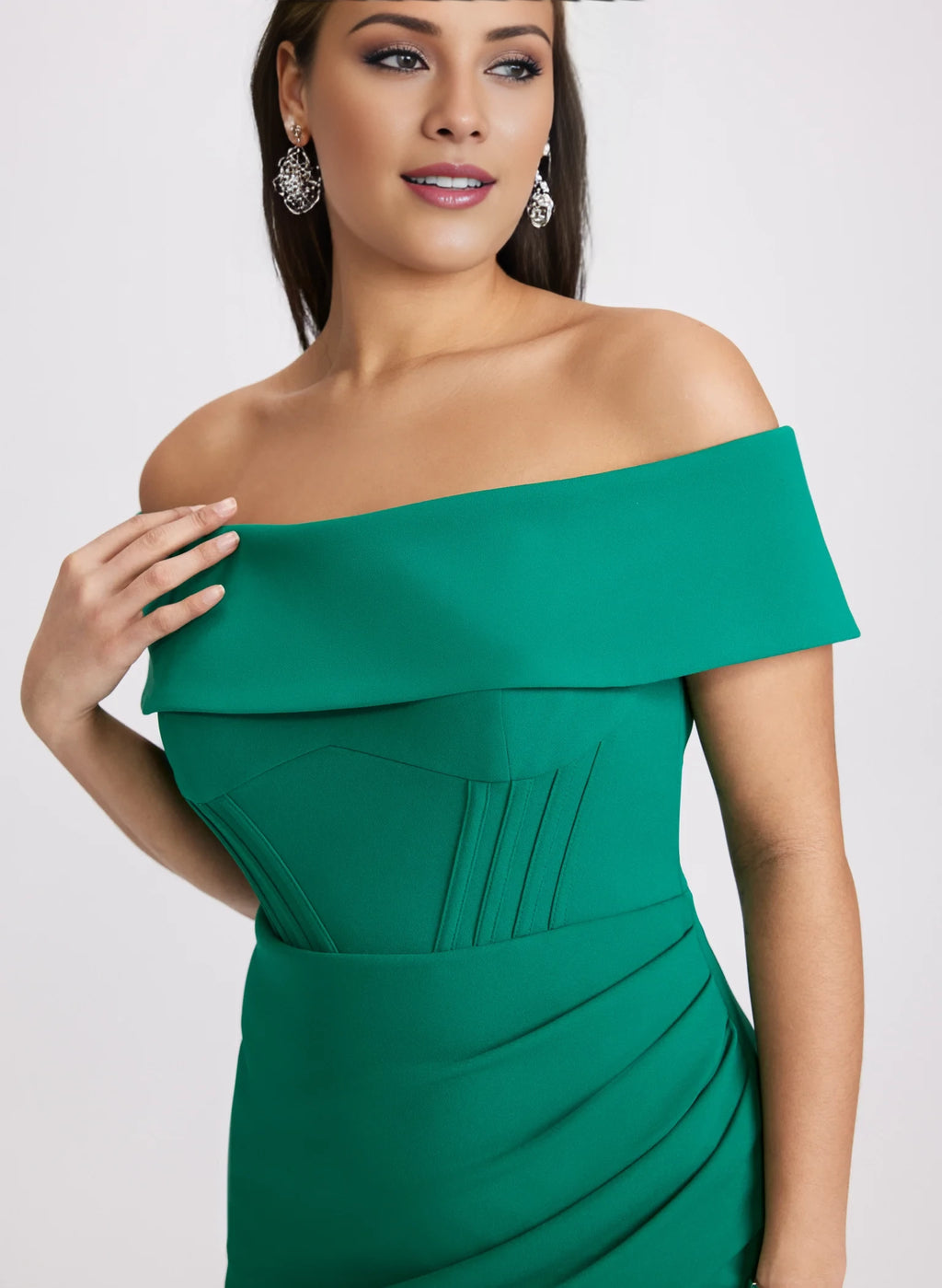 Vestido de fiesta con cuello descubierto, detalles de pliegues sin mangas, abertura lateral y largo hasta el suelo. 