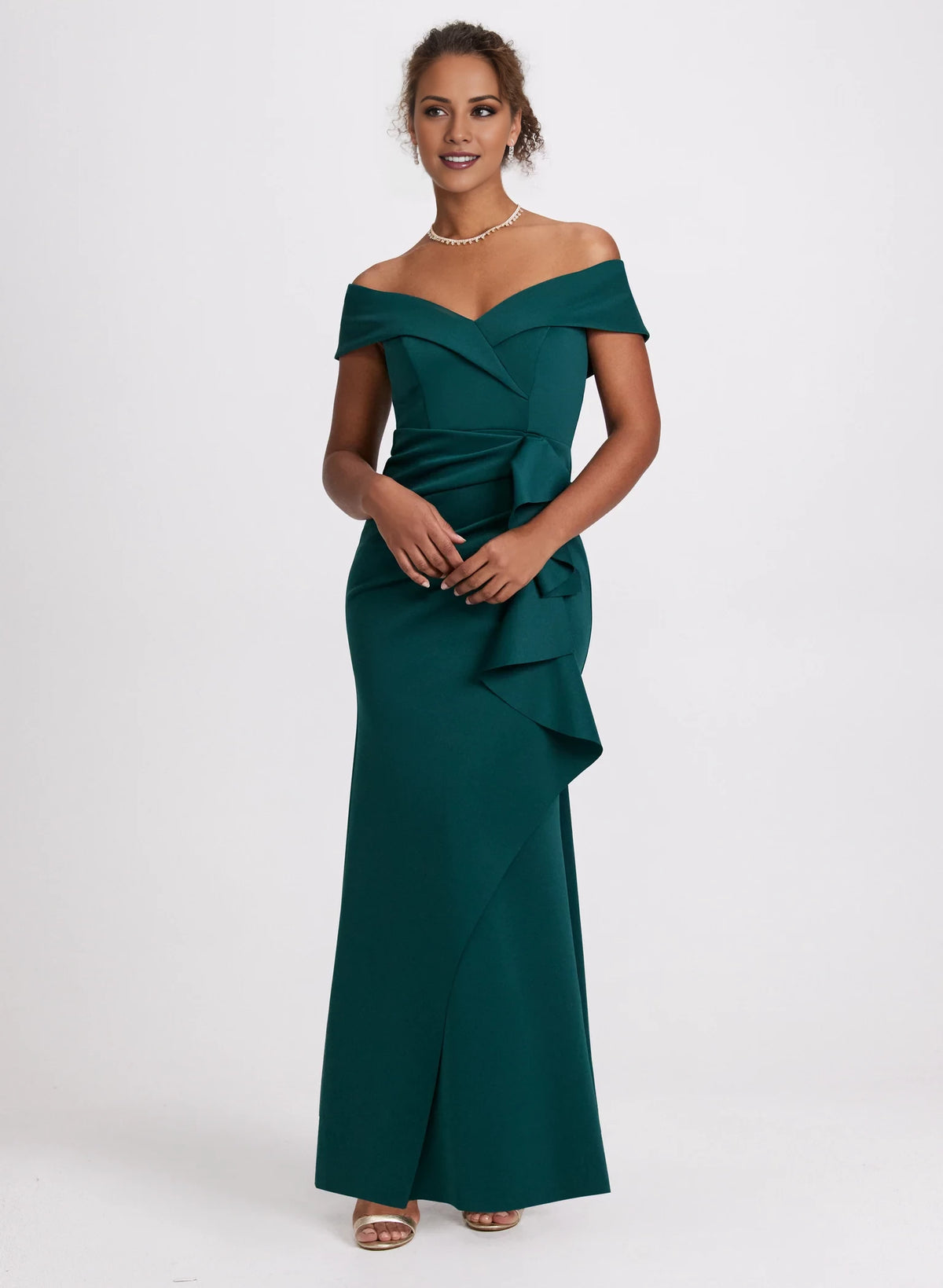 Vestido de fiesta sin mangas, con escote en los hombros, detalles plisados, bordes con volantes y largo hasta el suelo. 
