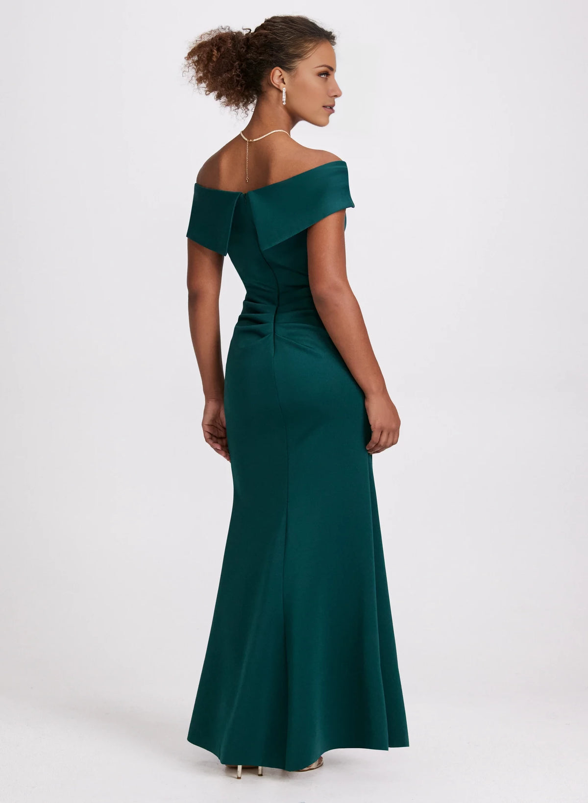 Vestido de fiesta sin mangas, con escote en los hombros, detalles plisados, bordes con volantes y largo hasta el suelo. 