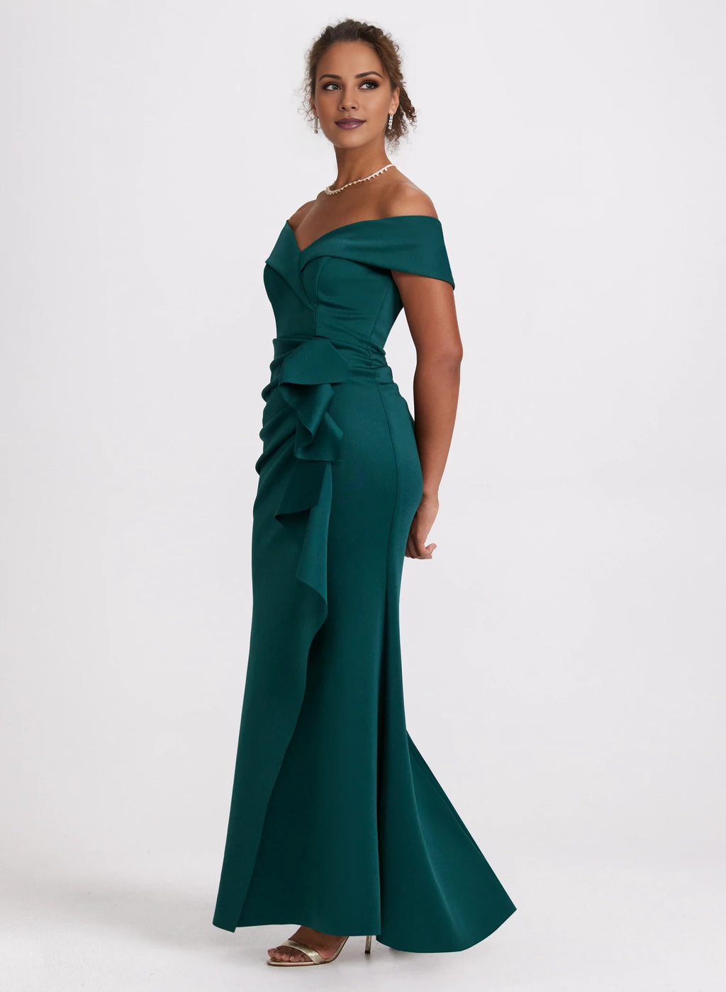 Vestido de fiesta sin mangas, con escote en los hombros, detalles plisados, bordes con volantes y largo hasta el suelo. 
