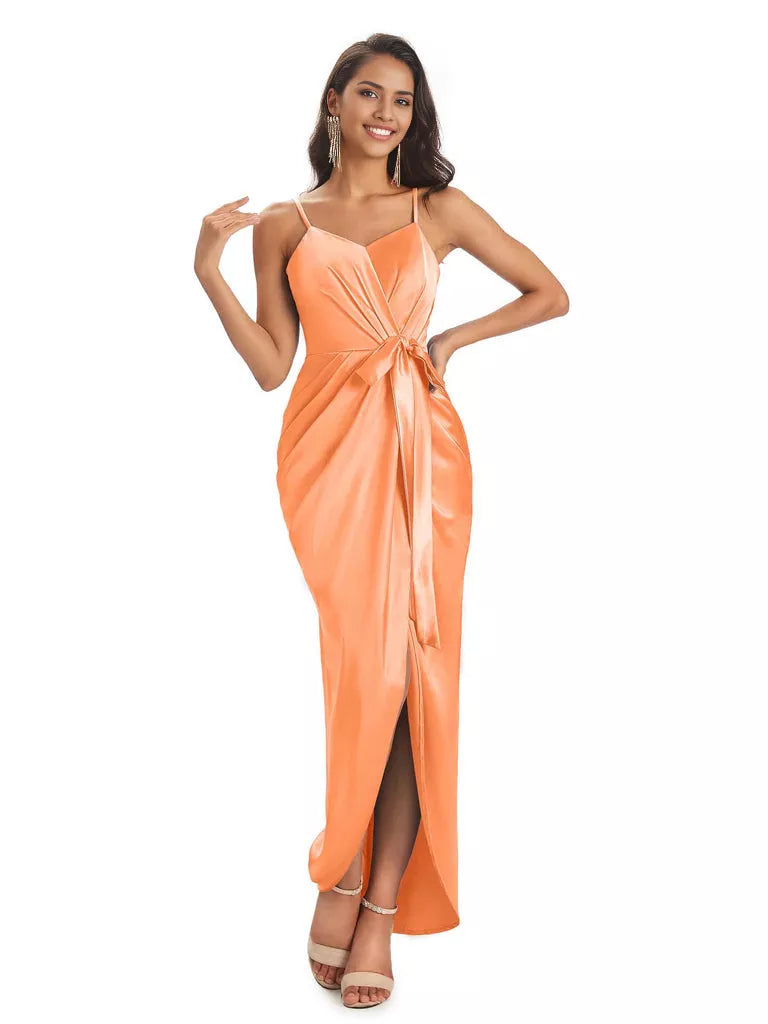 Vestidos de dama de honor asimétricos de satén suave con escote en V y tirantes finos de corte sirena