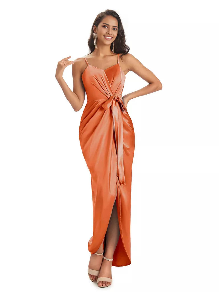 Vestidos de dama de honor asimétricos de satén suave con escote en V y tirantes finos de corte sirena