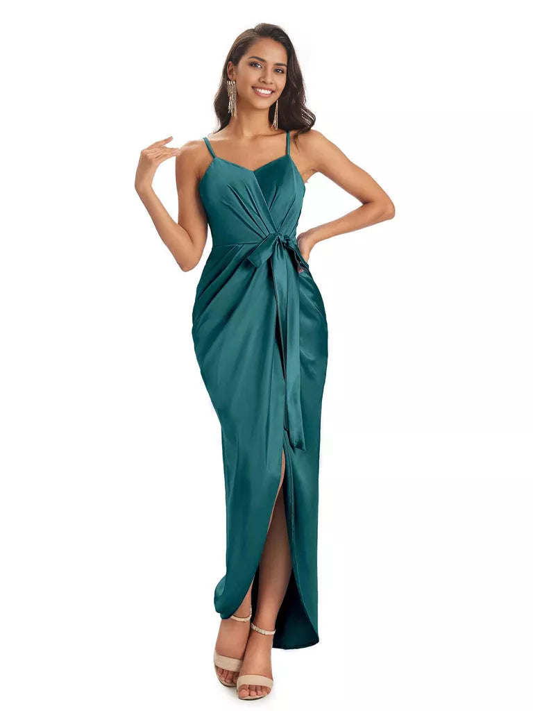 Vestidos de dama de honor asimétricos de satén suave con escote en V y tirantes finos de corte sirena