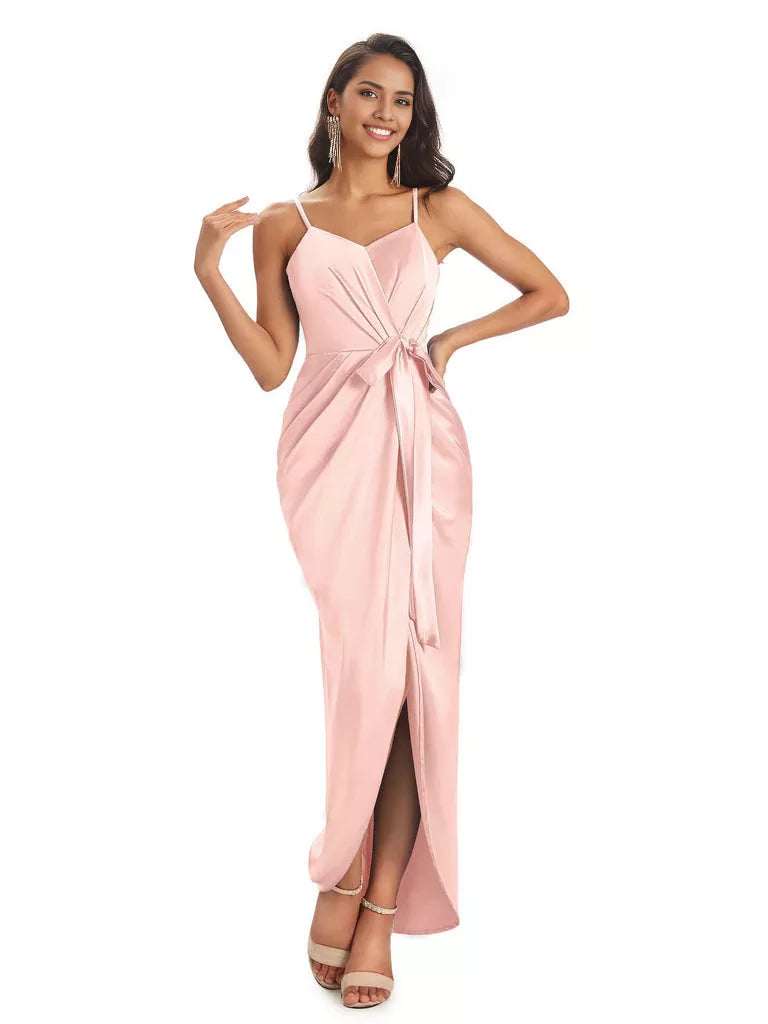 Vestidos de dama de honor asimétricos de satén suave con escote en V y tirantes finos de corte sirena