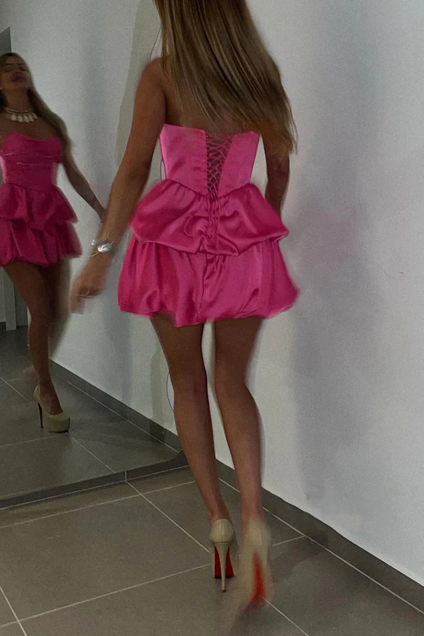 Vestido de fiesta estilo imperio, sin tirantes, con corte en A y corte barco.