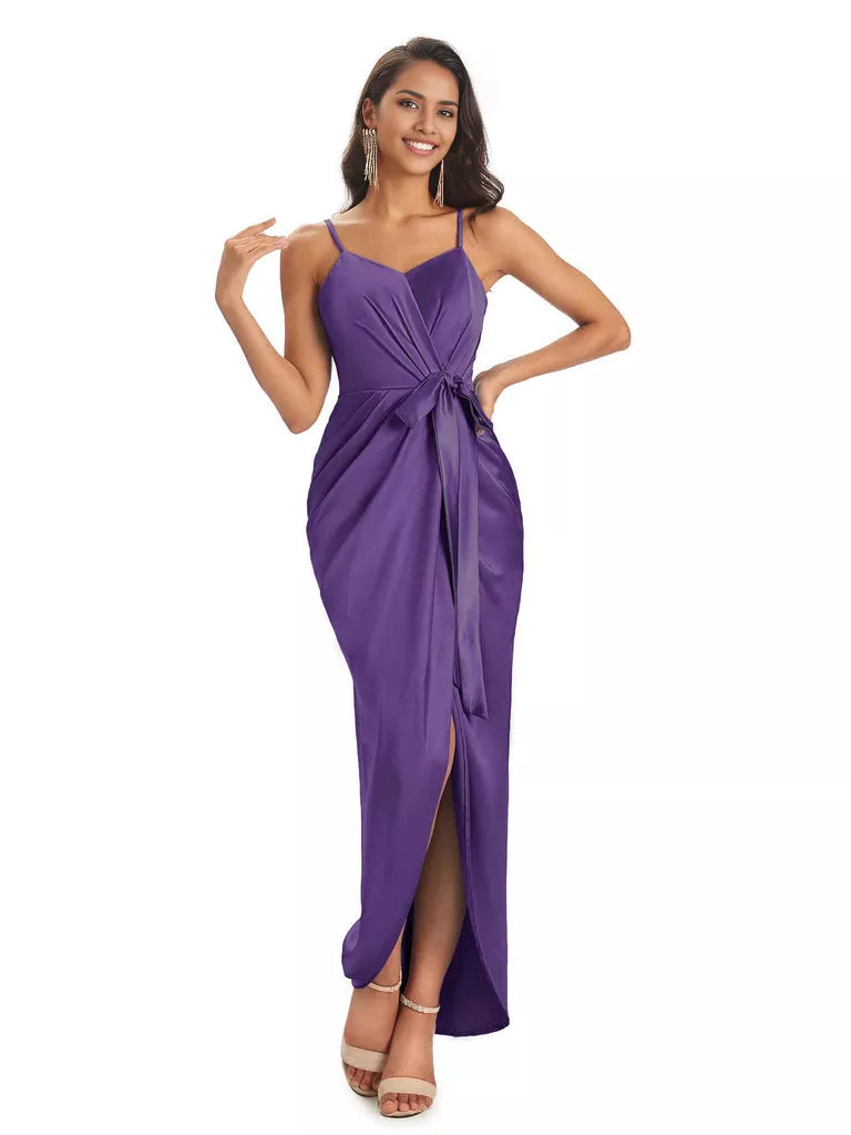 Vestidos de dama de honor asimétricos de satén suave con escote en V y tirantes finos de corte sirena
