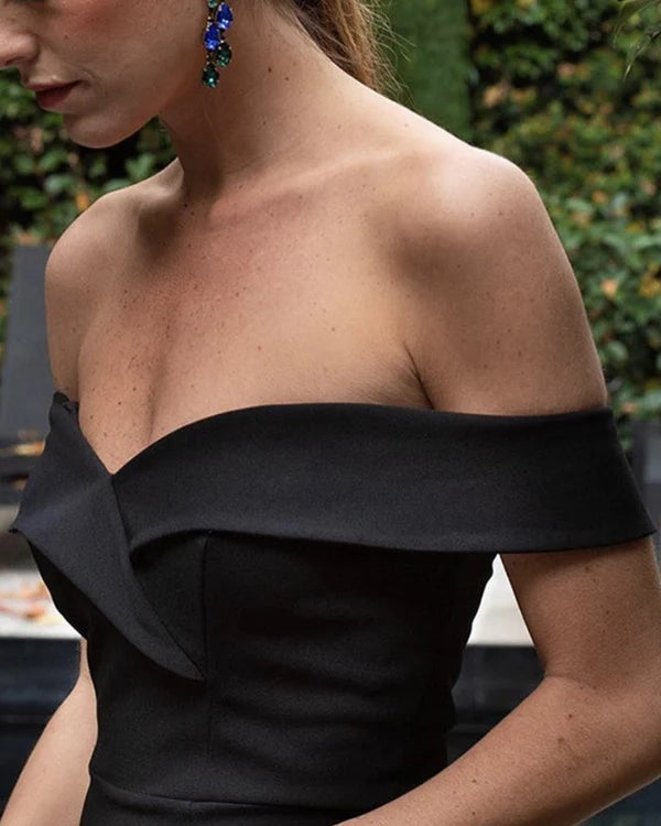 Vestido de fiesta con hombros descubiertos y aberturas laterales de satén.