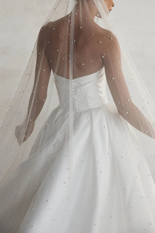 Abito da sposa minimalista in raso con scollo a V, spacco laterale e linea ad A per le spose