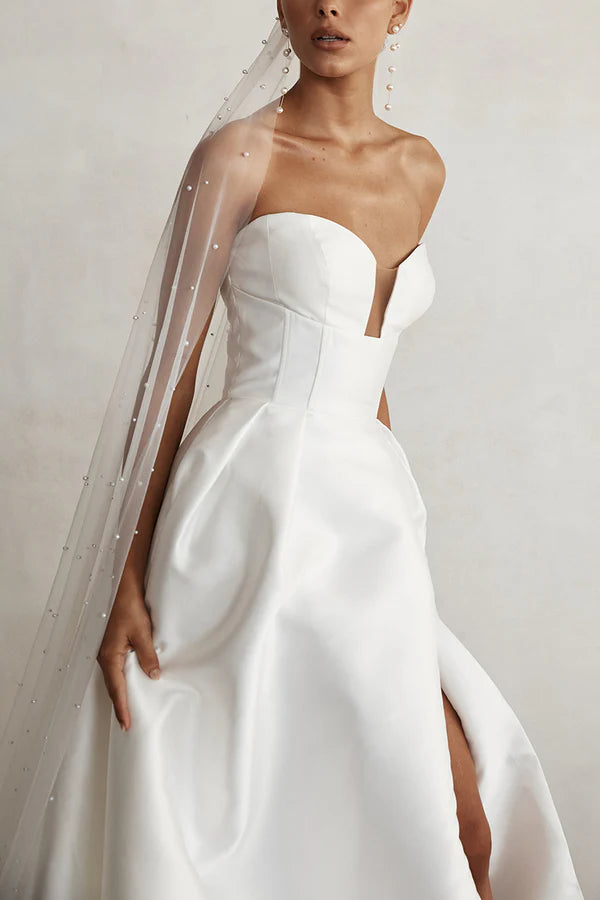 Abito da sposa minimalista in raso con scollo a V, spacco laterale e linea ad A per le spose