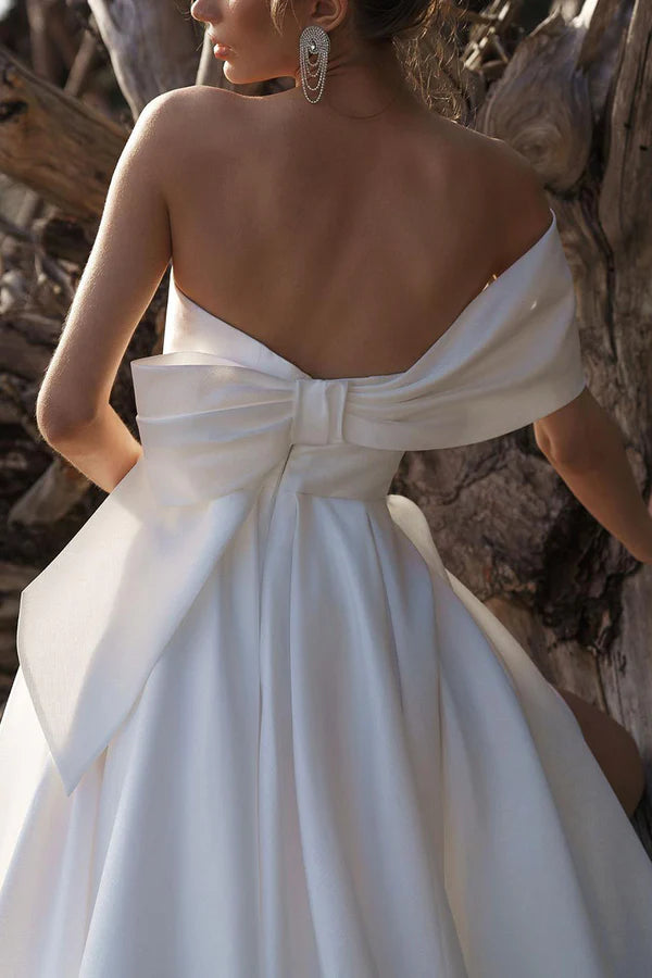 Vestido de novia blanco informal para el vestíbulo, vestido de novia sencillo plisado de satén con un solo hombro.