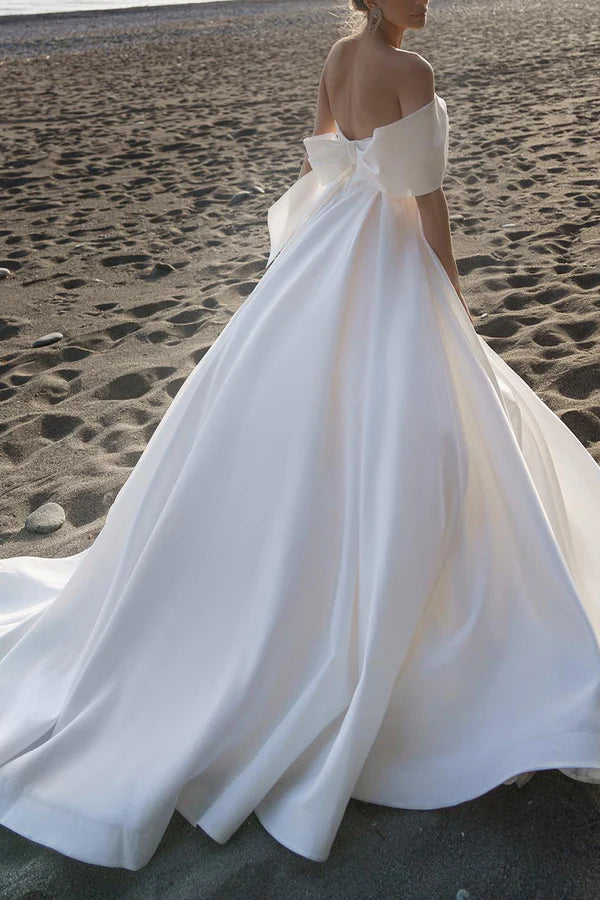 Vestido de novia blanco informal para el vestíbulo, vestido de novia sencillo plisado de satén con un solo hombro.