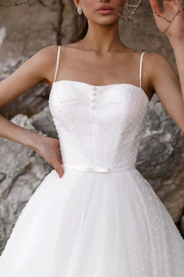 Abito da sposa casual da auditorium con spalline a trapezio, abito da sposa minimalista bianco