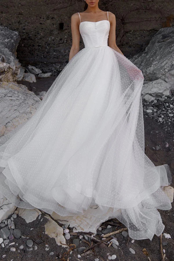 Abito da sposa casual da auditorium con spalline a trapezio, abito da sposa minimalista bianco