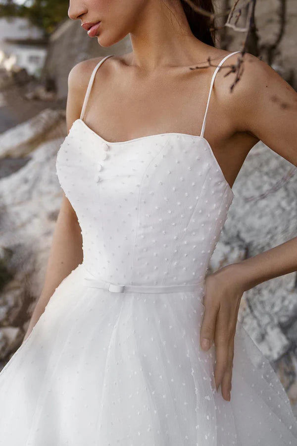 Abito da sposa casual da auditorium con spalline a trapezio, abito da sposa minimalista bianco