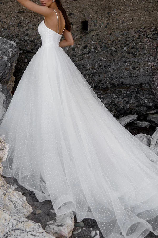 Abito da sposa casual da auditorium con spalline a trapezio, abito da sposa minimalista bianco