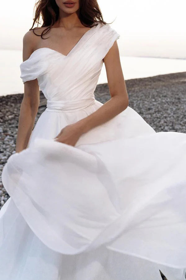 Abito da sposa casual bianco a trapezio con pieghe in organza e spalle scoperte