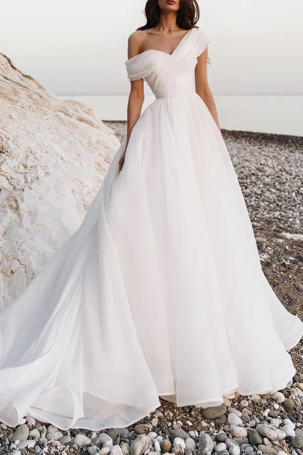 Abito da sposa casual bianco a trapezio con pieghe in organza e spalle scoperte