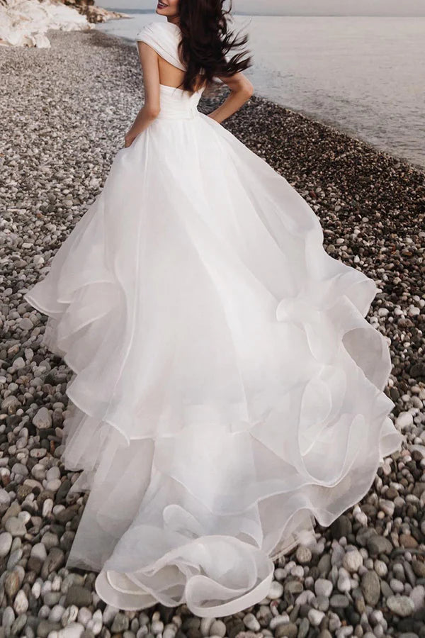 Abito da sposa casual bianco a trapezio con pieghe in organza e spalle scoperte