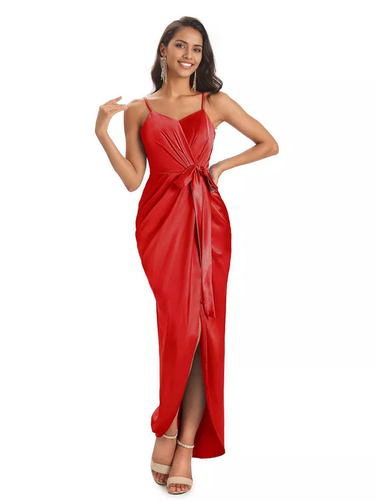 Vestidos de dama de honor asimétricos de satén suave con escote en V y tirantes finos de corte sirena