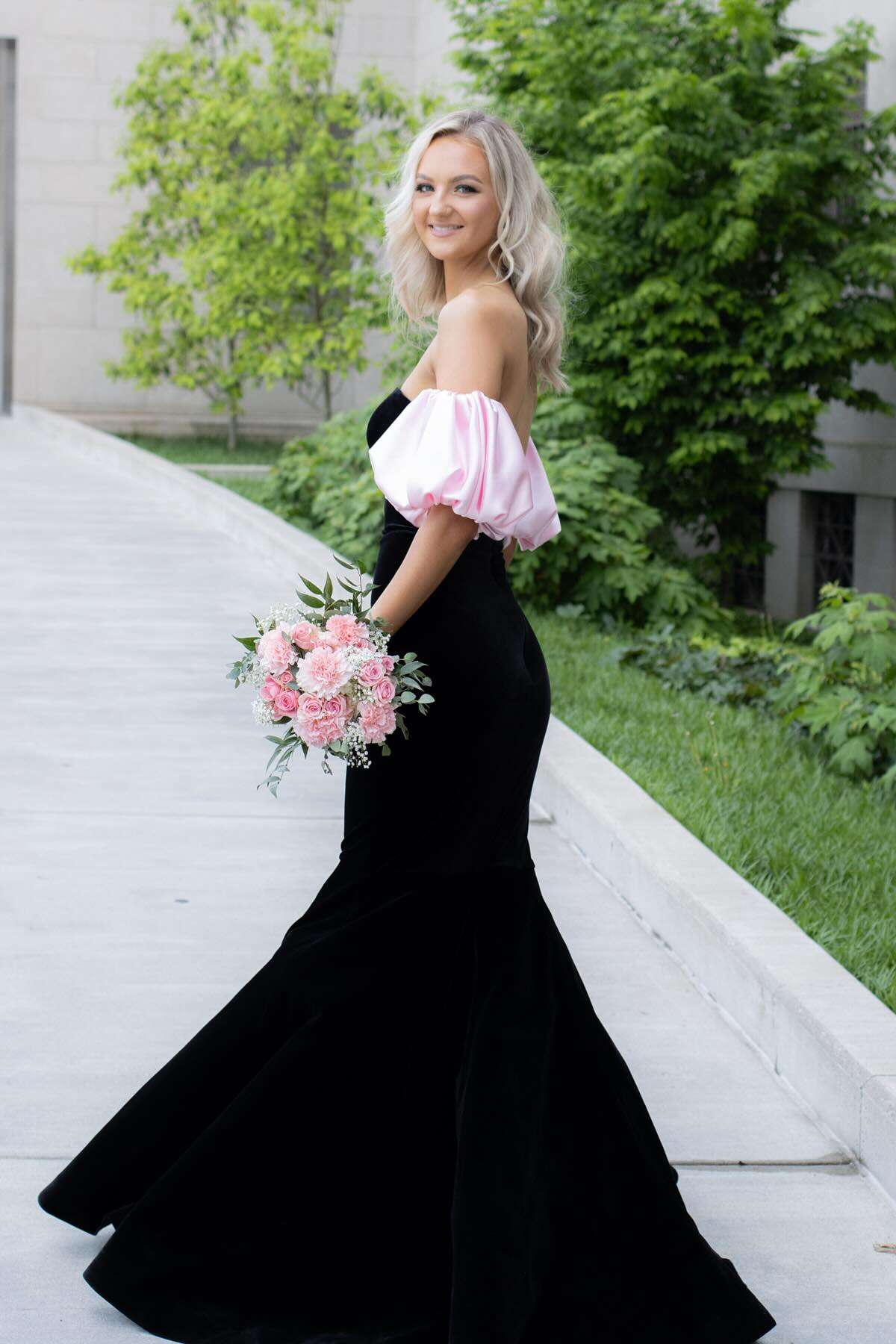 Regal Mermaid Off-the-Shoulder Puff-Sleeve Floor-Length Black Velvet Evening Dress