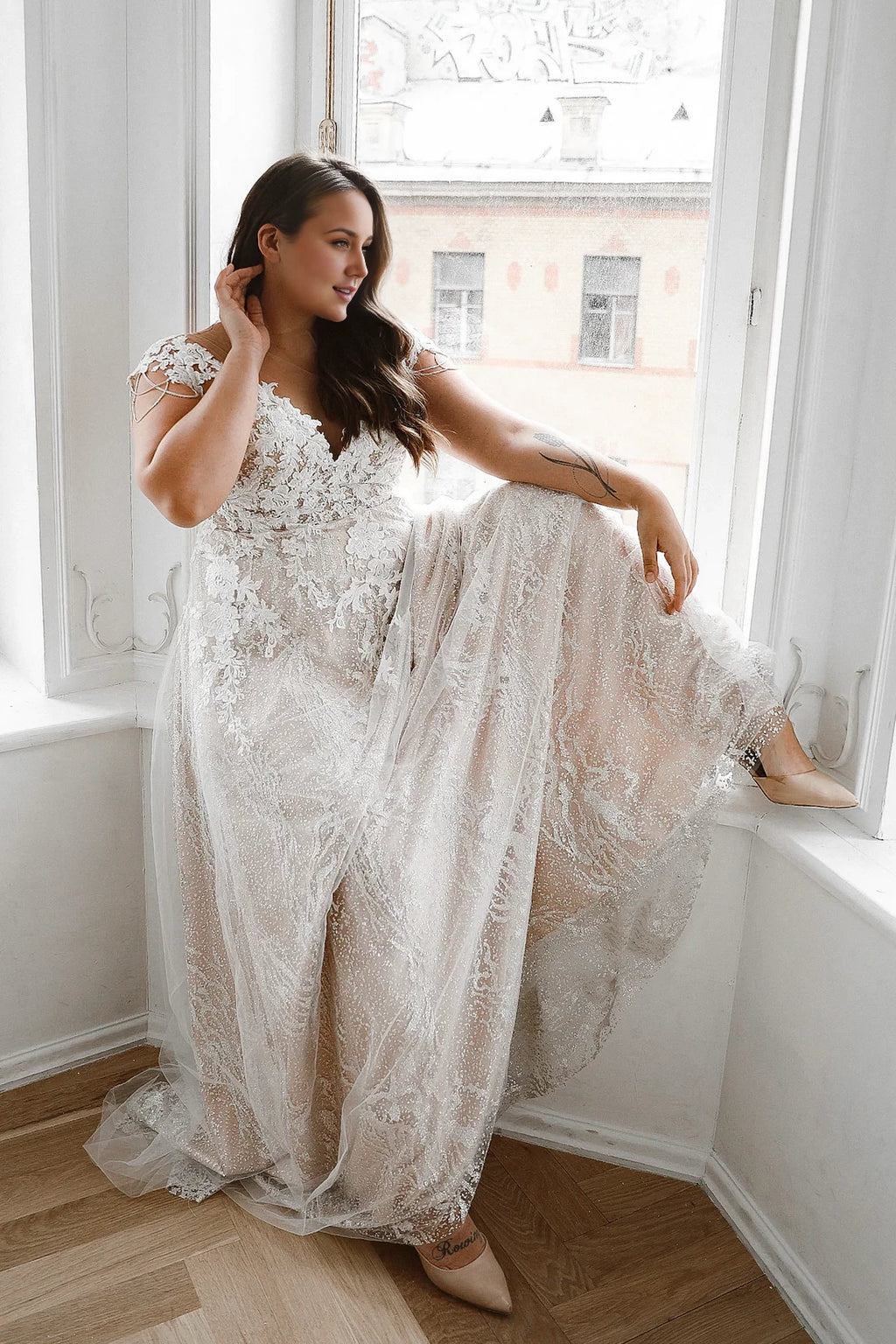 Ivory Lace & Tulle A-Line Floor-Length Bridesmaid Dress with V-Neck & Shoulder Chain