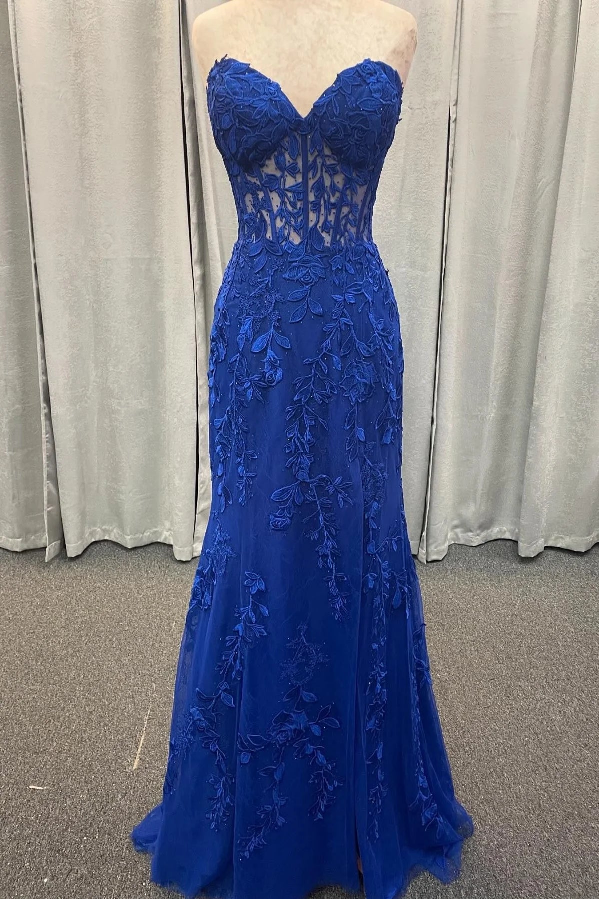 Romantic tulle mermaid strapless sweetheart neck open back floor length prom dress with floral lace applique and high slit