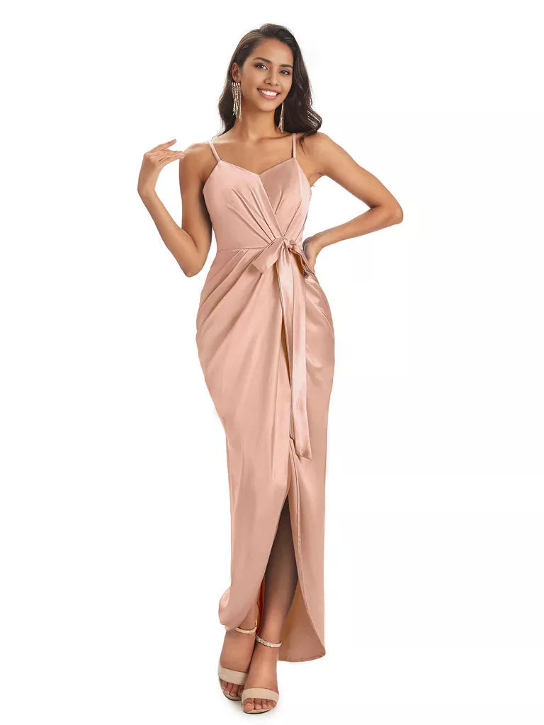 Vestidos de dama de honor asimétricos de satén suave con escote en V y tirantes finos de corte sirena