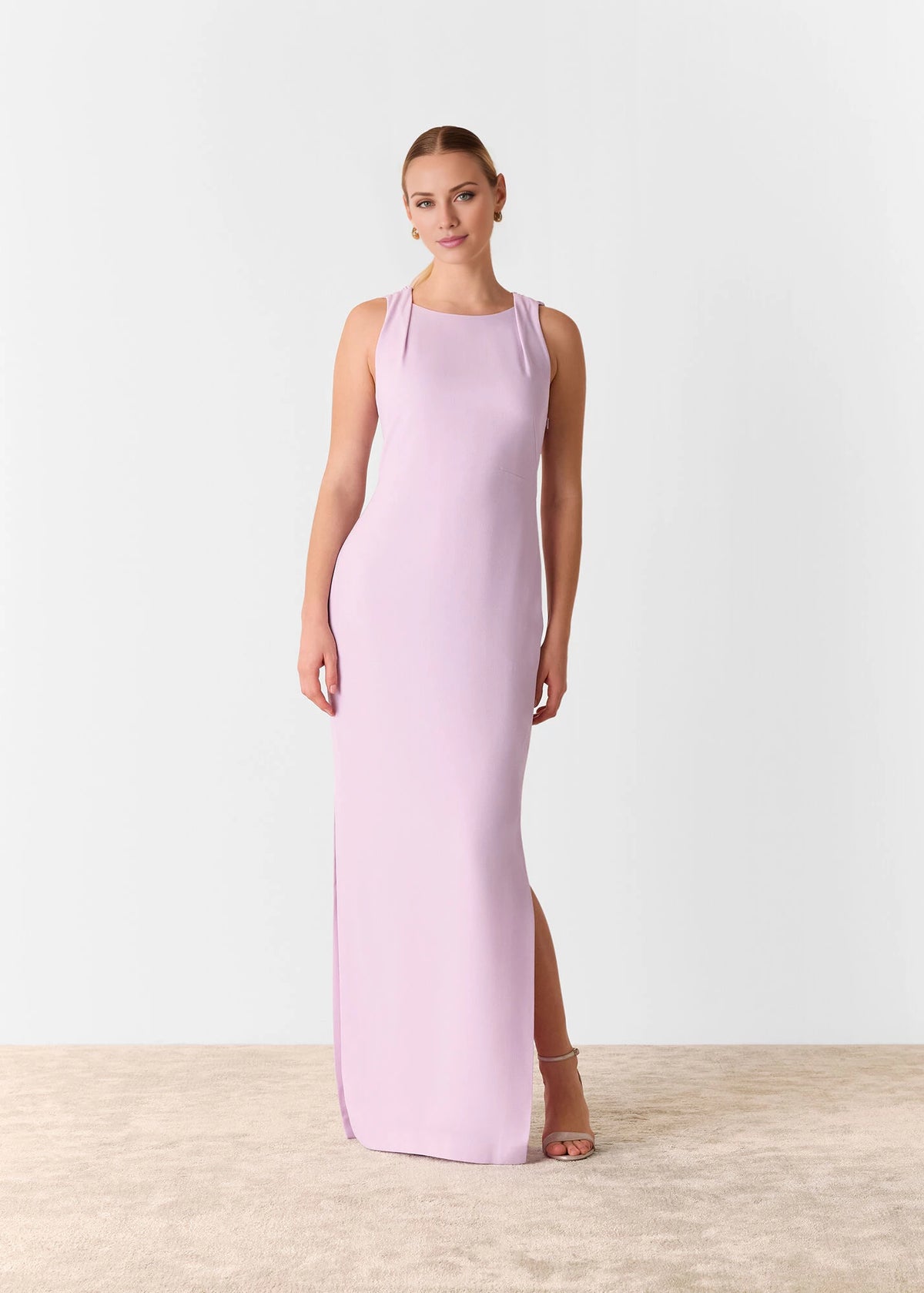 Vestido de fiesta largo hasta el suelo, sin mangas, con escote redondo, hombros descubiertos y espalda descubierta con abertura lateral. 