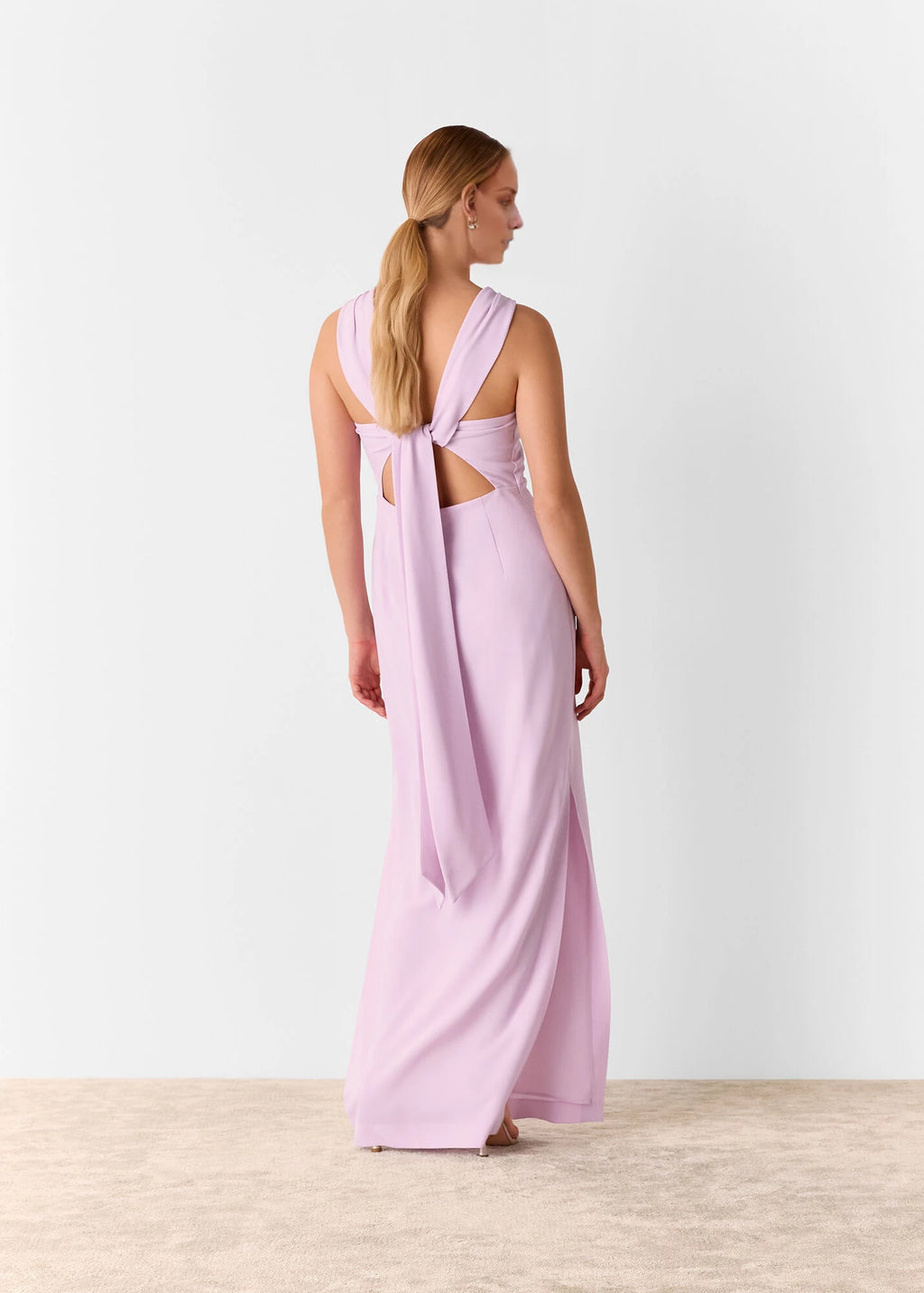 Vestido de fiesta largo hasta el suelo, sin mangas, con escote redondo, hombros descubiertos y espalda descubierta con abertura lateral. 