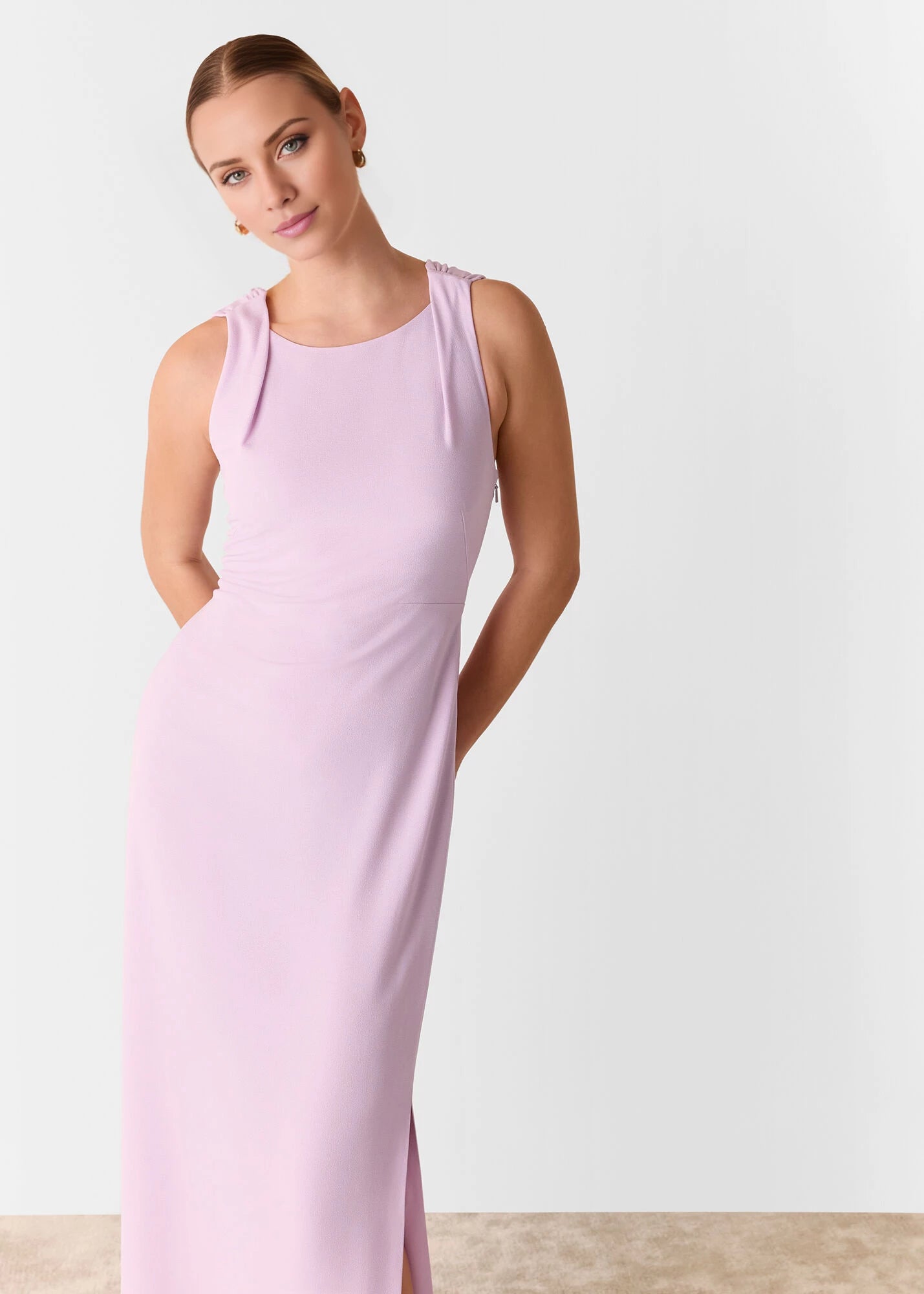 Vestido de fiesta largo hasta el suelo, sin mangas, con escote redondo, hombros descubiertos y espalda descubierta con abertura lateral. 