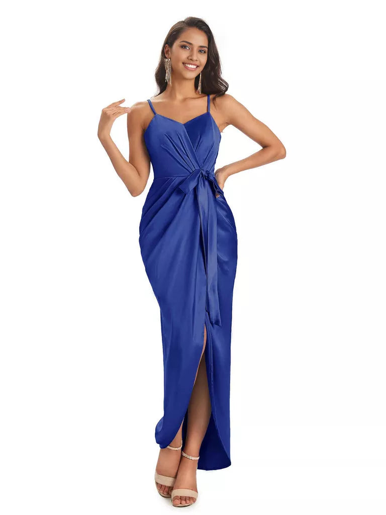 Vestidos de dama de honor asimétricos de satén suave con escote en V y tirantes finos de corte sirena