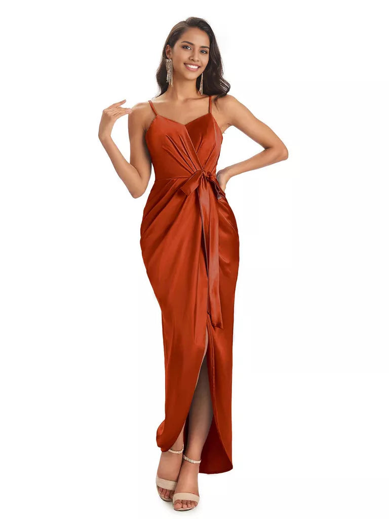 Vestidos de dama de honor asimétricos de satén suave con escote en V y tirantes finos de corte sirena