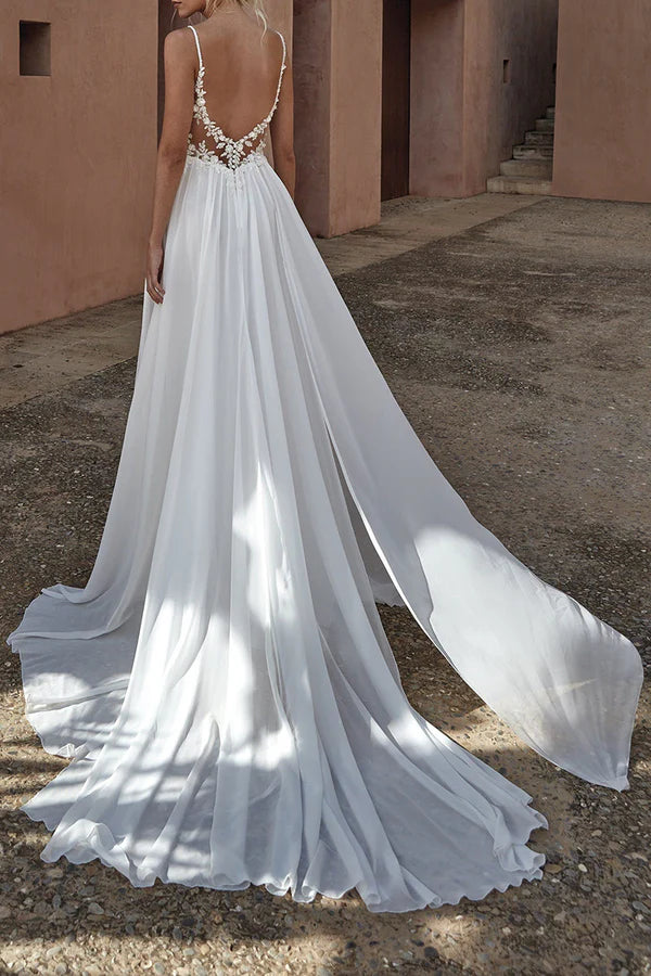 Abito da sposa in stile bohémien con scollo a V, illusione a trapezio e pizzo con scialle
