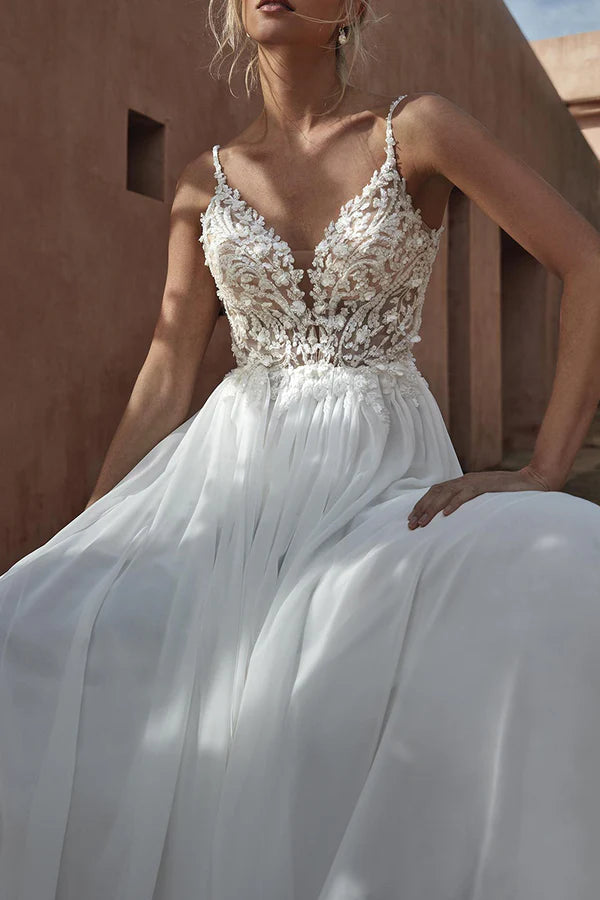 Abito da sposa in stile bohémien con scollo a V, illusione a trapezio e pizzo con scialle