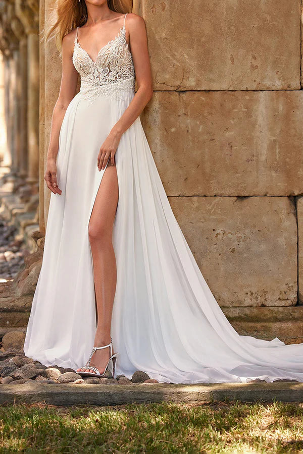 Abito da sposa in stile bohémien con scollo a V, illusione a trapezio, pizzo e spacco