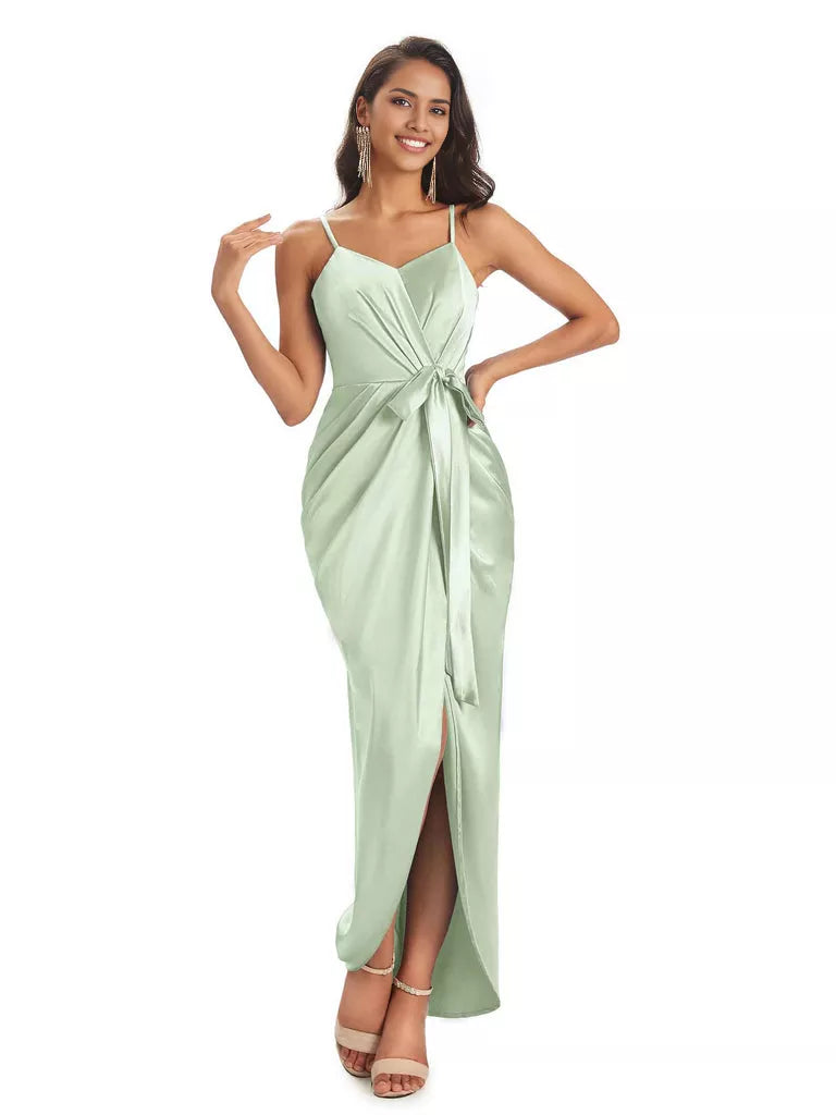 Vestidos de dama de honor asimétricos de satén suave con escote en V y tirantes finos de corte sirena