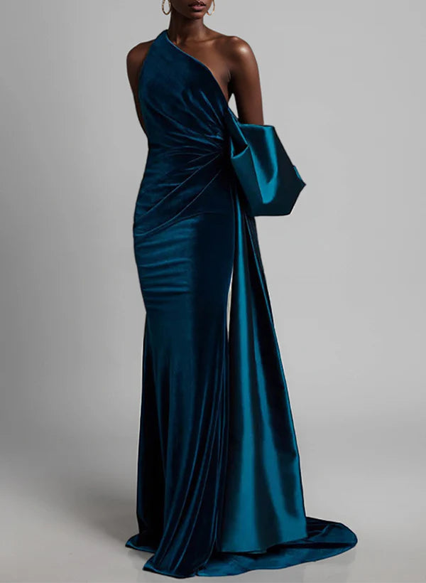 Vestido de madre de la novia, de corte ajustado y hombros rectos.