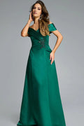 Vestido de noche corte A sin hombros con detalles decorativos y largo hasta el suelo. 