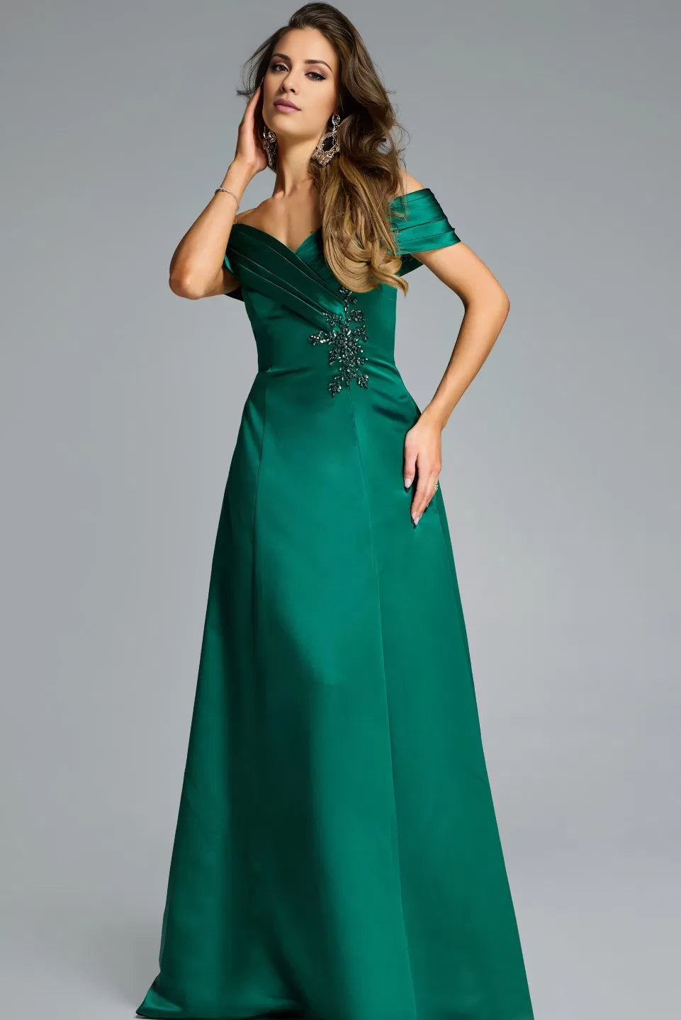 Vestido de noche corte A sin hombros con detalles decorativos y largo hasta el suelo. 