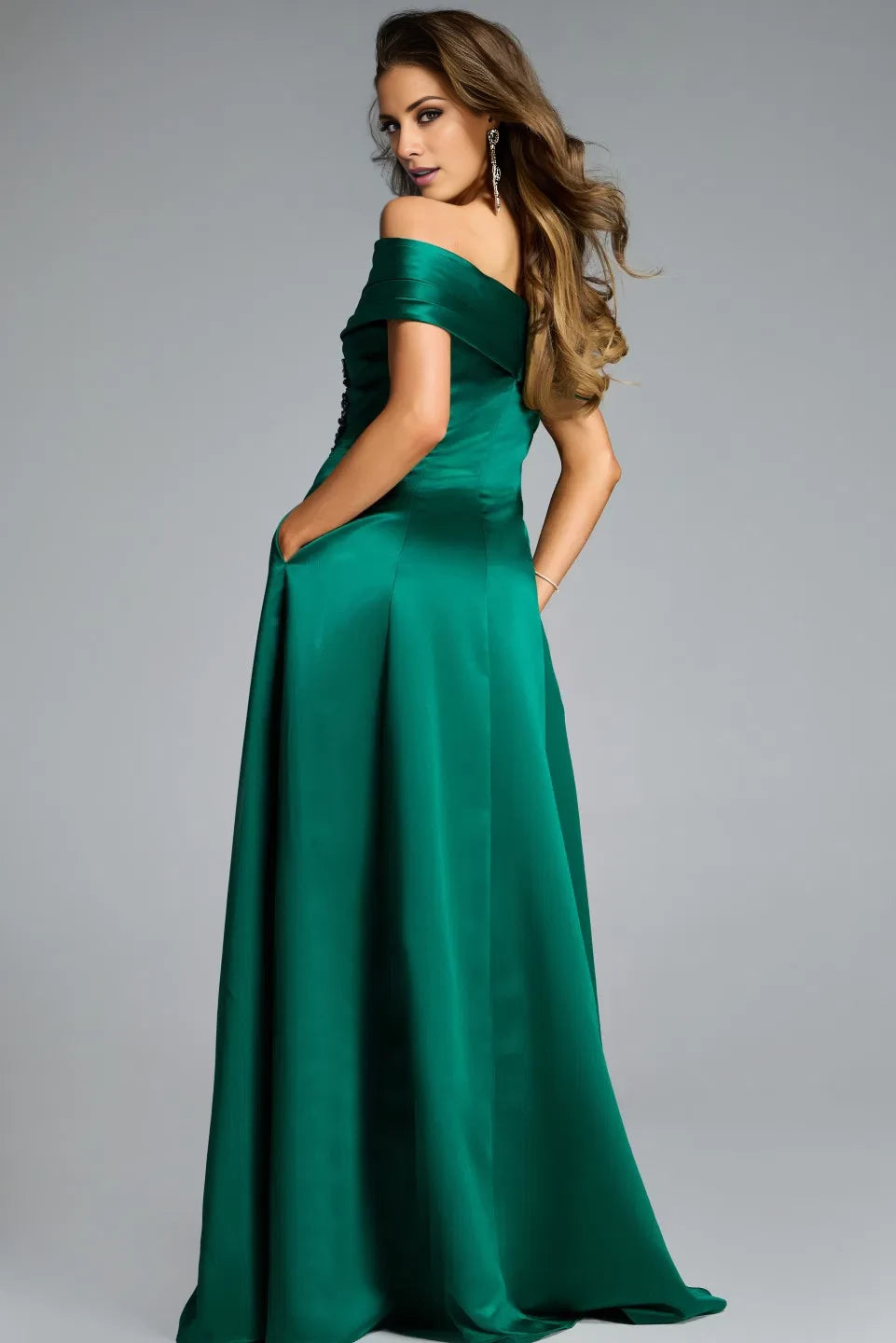 Vestido de noche corte A sin hombros con detalles decorativos y largo hasta el suelo. 