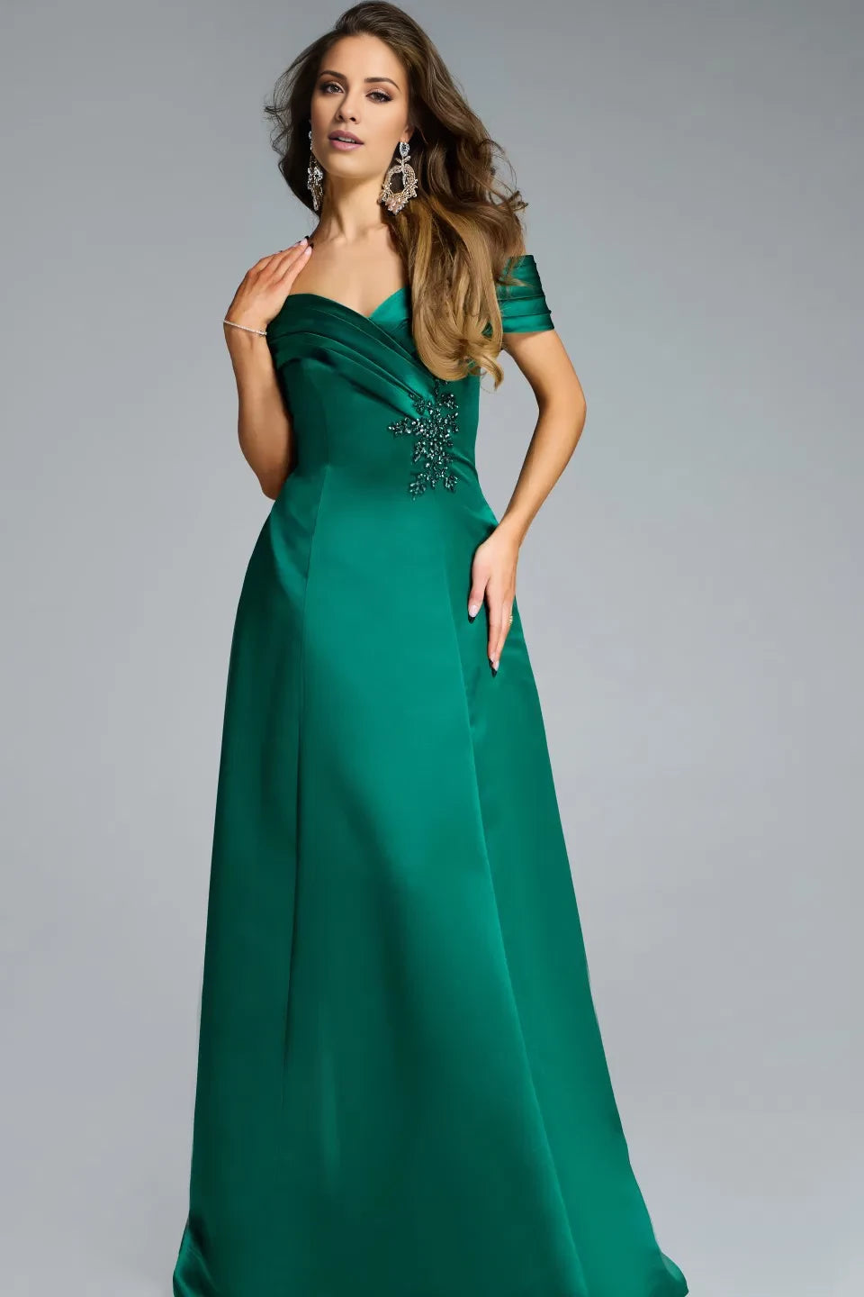 Vestido de noche corte A sin hombros con detalles decorativos y largo hasta el suelo. 