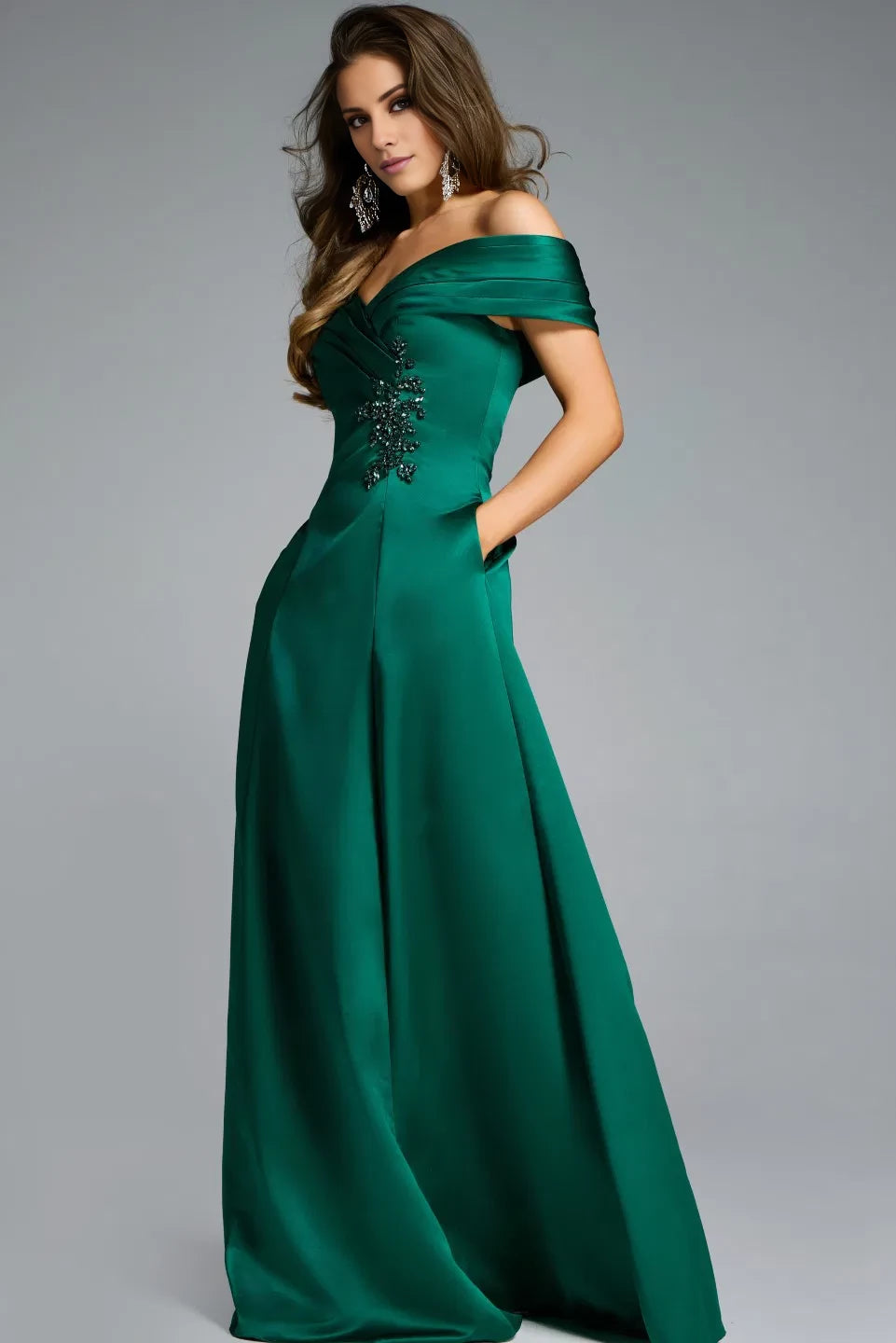 Vestido de noche corte A sin hombros con detalles decorativos y largo hasta el suelo. 