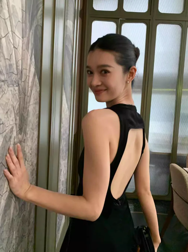 Sleek A-Line Evening Dress Plunging V-Neck Sleeveless Racerback Open Back Floor-Length