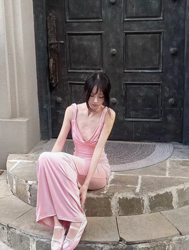 Soft Form-Fitting Evening Dress Cowl Neck Sleeveless Open Back Floor-Length Bow Detail