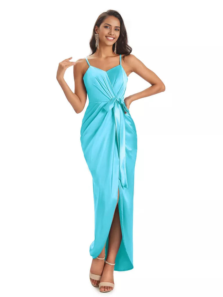 Vestidos de dama de honor asimétricos de satén suave con escote en V y tirantes finos de corte sirena