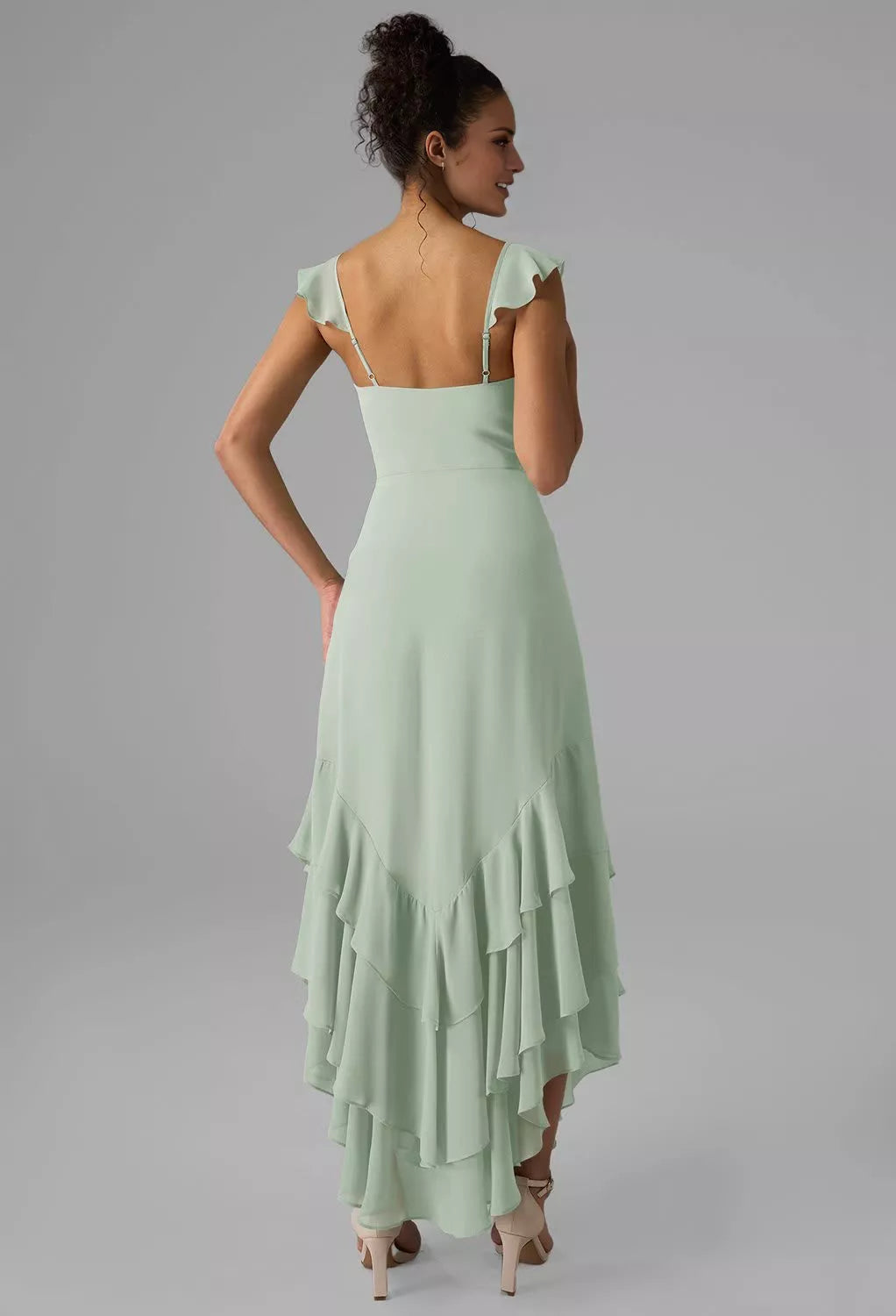 Vestido de dama de honor con escote cuadrado, hombros descubiertos, mangas con volantes, espalda descubierta, abertura lateral y largo hasta el suelo
